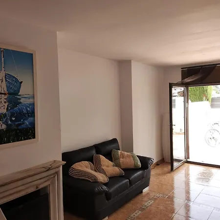 With Barbecue And Pool Near To The Beach! *